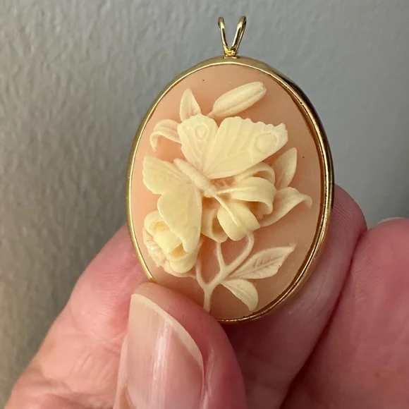 Vintage Trifari brand pendant featuring a butterfly - Picture 9 of 16